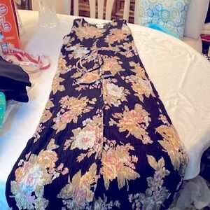 Scarlet maxi dress button-down sleeveless 11/12 size￼ black with a floral print